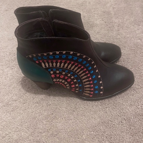 L'artiste Shoes - Colorful Embroidered Ankle Booties